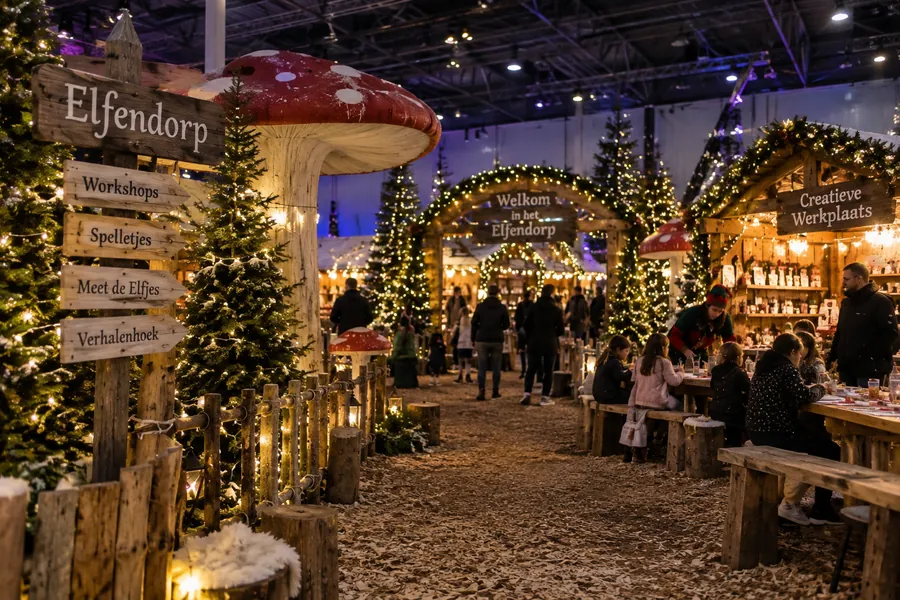 Het verlichte Elfendorp met houten huisjes en kerstbomen